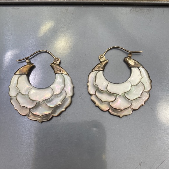 Oyster Earrings with pure silver hooks - Picture 2 of 2
